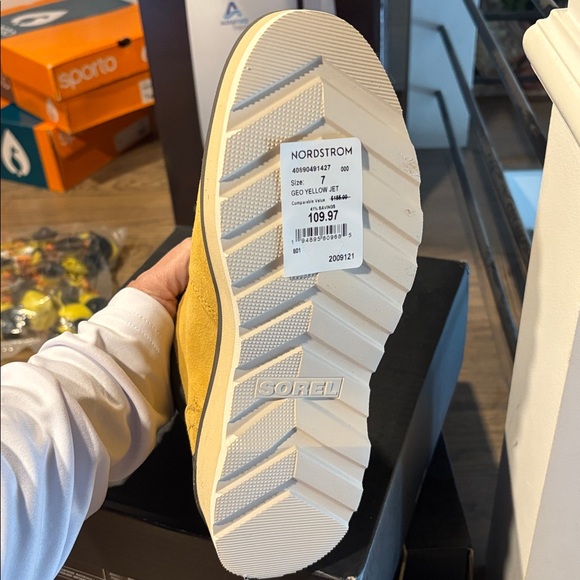 NEW Sorel Waterproof Boots - Picture 2 of 5